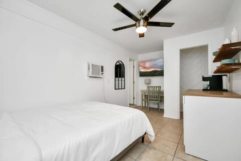 Cozy MiniStudio with Queen Bed Coffee Apartment in Cypress