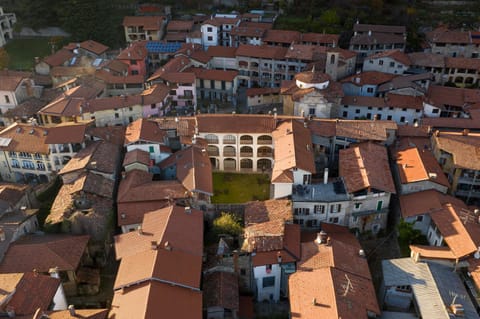 Property building, Facade/entrance, Day, Bird's eye view, Garden, Balcony/Terrace, Autumn, On site, City view, Garden view