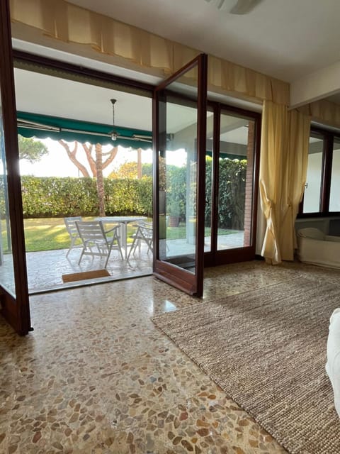 Living room, Dining area, Garden view