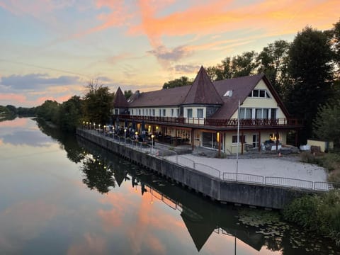 Property building, Restaurant/places to eat, River view, Sunrise