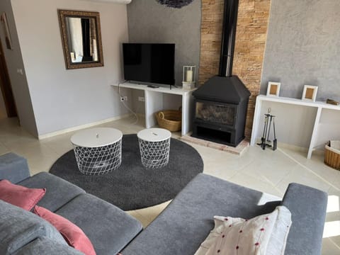 TV and multimedia, Living room, Seating area, fireplace