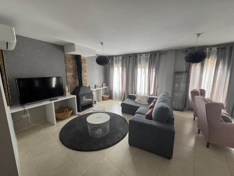 Communal lounge/ TV room, TV and multimedia, Living room, Seating area, Evening entertainment