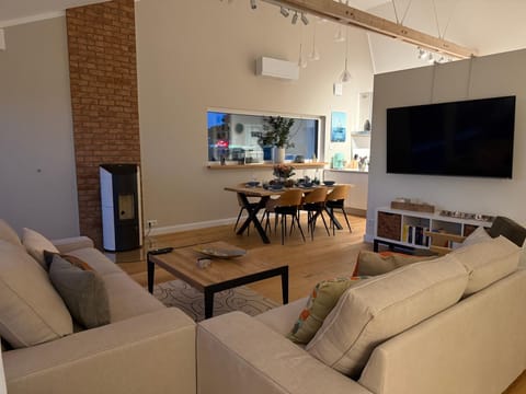 TV and multimedia, Living room, Seating area, Dining area, air conditioner