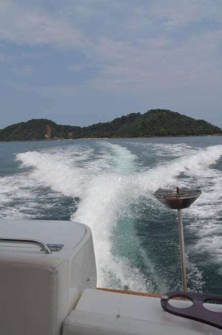 Lancha Life Party Docked boat in São Sebastião