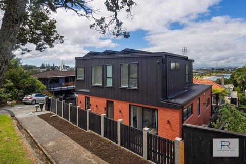 Sensational Seaview Home House in Auckland