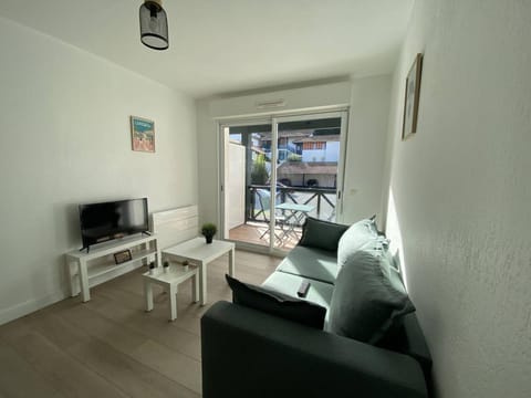 Cambo-les-Bains T2 avec piscine et WiFi, cosy pour 2 personnes - FR-1-495-143 Apartment in French Basque Country