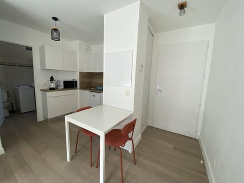 Cambo-les-Bains T2 avec piscine et WiFi, cosy pour 2 personnes - FR-1-495-143 Apartment in French Basque Country