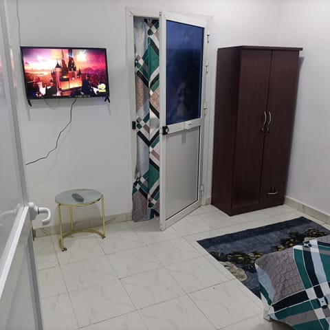 Bed, TV and multimedia, Photo of the whole room, Bedroom, wardrobe, air conditioner