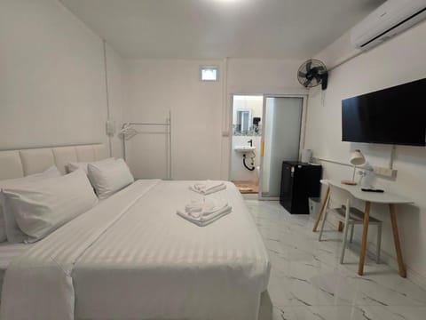 Bed, TV and multimedia, Photo of the whole room, Bedroom, towels, air conditioner