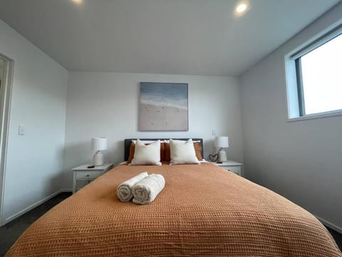 Parkside Retreat - 3 Beds -Sleeps 6 Near Westfield House in Christchurch