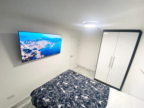 TV and multimedia, Photo of the whole room, Bedroom, wardrobe