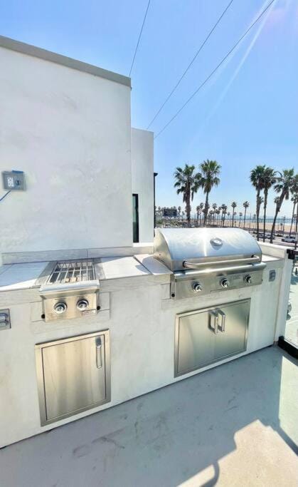 Beach House with Rooftop Jacuzzi House in Huntington Beach