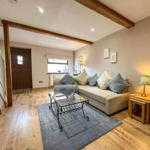 Meadow View Cottage - cosy, intimate, romantic House in Staffordshire Moorlands District