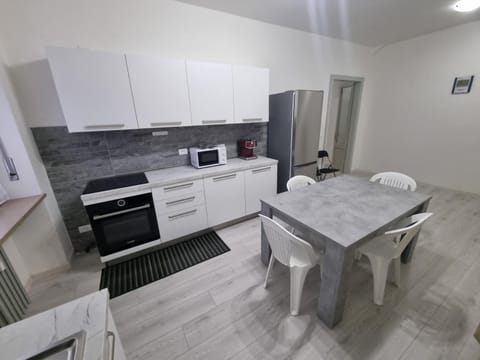 Kitchen or kitchenette, Dining area, oven, stove