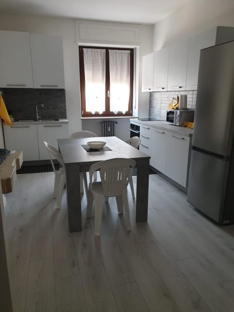 Kitchen or kitchenette, Dining area, oven, stove