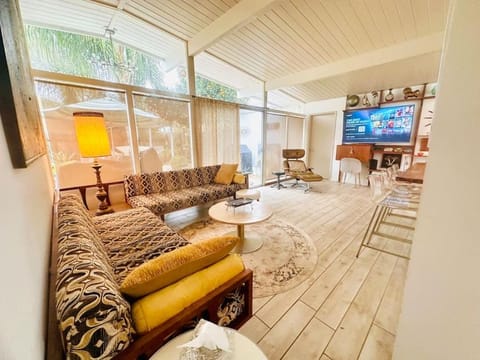 LOOK and BOOK! Midcentury Modern Home near Beach! House in Oceanside