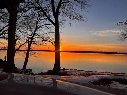 Sunset Heaven - Modern Lake House with Spa Villa in Lake Champlain