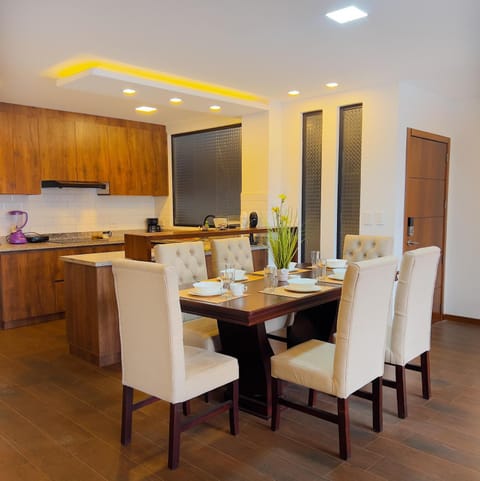 Kitchen or kitchenette, Dining area