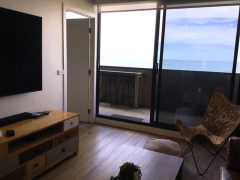 Natural landscape, TV and multimedia, Living room, Seating area, Sea view