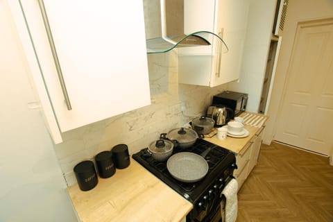 Coffee/tea facilities, Kitchen or kitchenette, stove