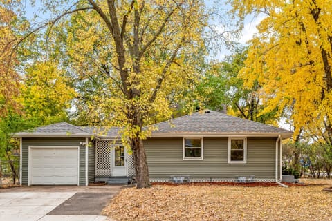 Centrally Located Cozy 4 Bedroom Home With Game and Yoga Rooms House in Brooklyn Center