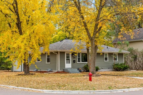 Centrally Located Cozy 4 Bedroom Home With Game and Yoga Rooms House in Brooklyn Center