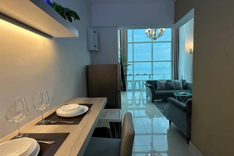 Seaview Seafront Duplex in Town with WiFi & Full Kitchen 66 Apartment in George Town