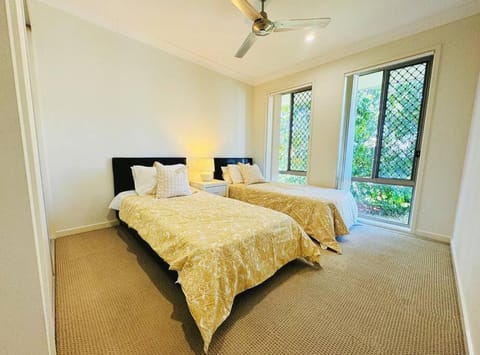 Gold Coast Family-Friendly 4BD near Theme Park Casa in Coomera