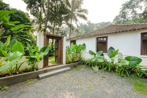 Facade/entrance, Garden