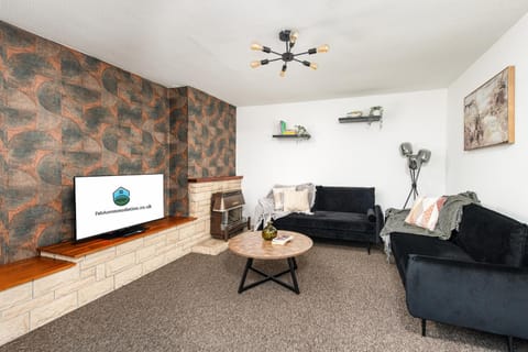 Long Stays-Sleeps 9-Parking-By FabAccommodation House in Bristol