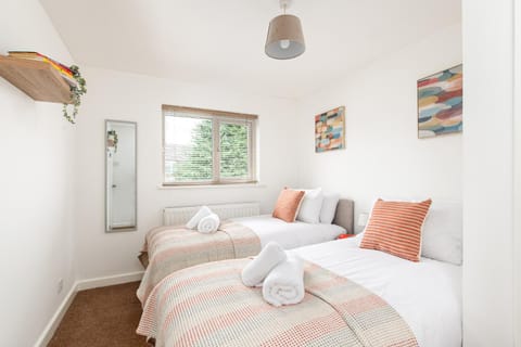 Long Stays-Sleeps 9-Parking-By FabAccommodation House in Bristol