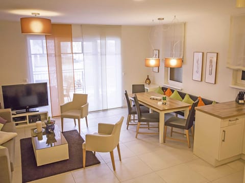 Communal lounge/ TV room, TV and multimedia, Living room, Seating area, Dining area, Evening entertainment