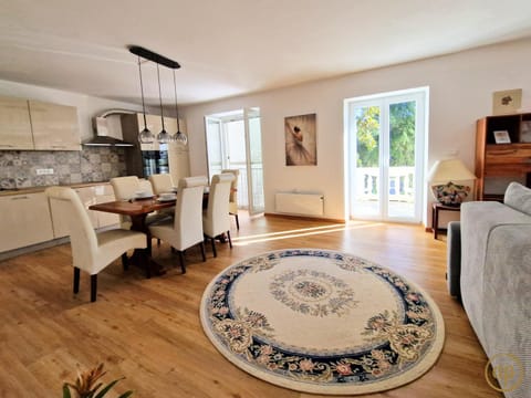 Kitchen or kitchenette, Living room, Seating area, stove