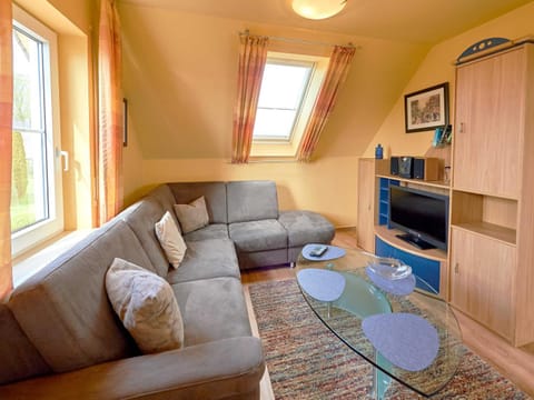 Communal lounge/ TV room, TV and multimedia, Living room, Seating area, Evening entertainment