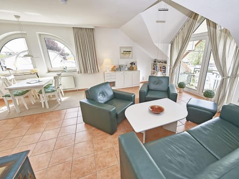 Living room, Photo of the whole room, Decorative detail, Decorative detail, Seating area, Dining area