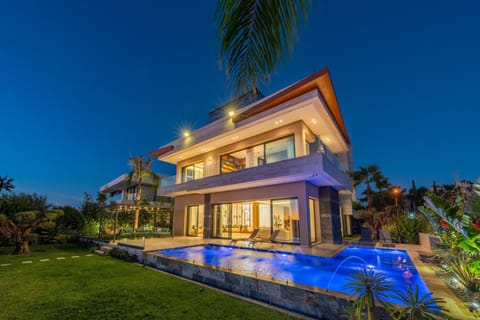 Property building, Night, Garden, Garden view, Pool view, Swimming pool, sunbed