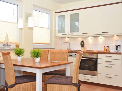 Kitchen or kitchenette, Photo of the whole room, Dining area