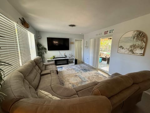 Cozy Beach Style 3-bedroom Home with Heated Pool House in Hollywood