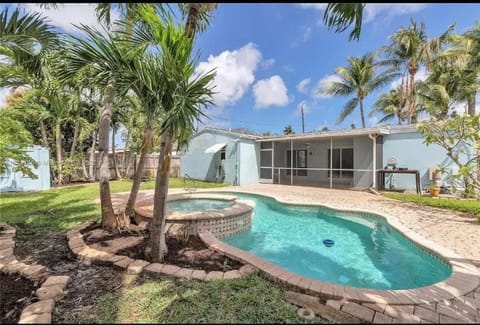 Cozy Beach Style 3-bedroom Home with Heated Pool House in Hollywood