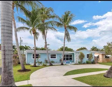 Cozy Beach Style 3-bedroom Home with Heated Pool House in Hollywood