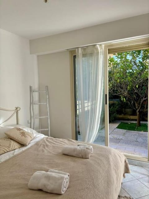 Bed, Garden, Photo of the whole room, Bedroom, Garden view, towels