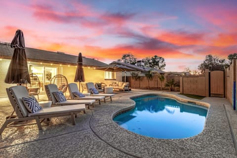 Whitton Family Retreat with Private Pool &Firepit House in Mesa