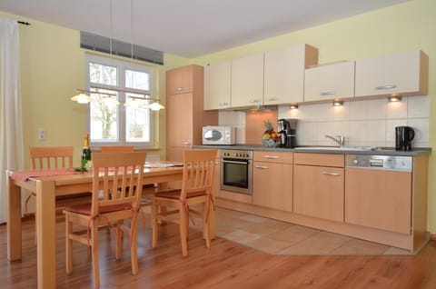 Kitchen or kitchenette, Photo of the whole room, Dining area