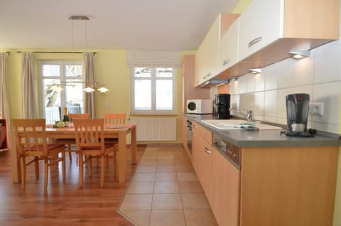 Kitchen or kitchenette, Photo of the whole room, Dining area