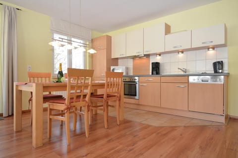 Kitchen or kitchenette, Photo of the whole room, Dining area