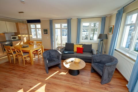 Kitchen or kitchenette, Living room, Seating area, Dining area