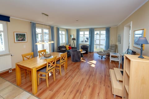 TV and multimedia, Living room, Seating area, Dining area