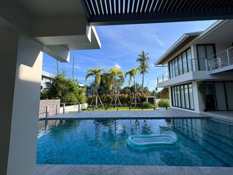 Property building, Day, Pool view, Swimming pool, sunbed