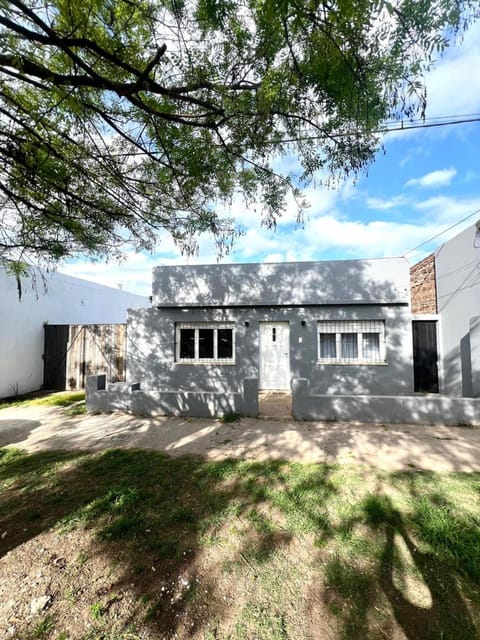 Impecable casa a cuadras de la Laguna De Chascomús con jardin, cochera y Parrilla House in Chascomús