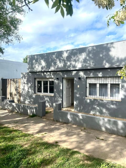 Impecable casa a cuadras de la Laguna De Chascomús con jardin, cochera y Parrilla House in Chascomús